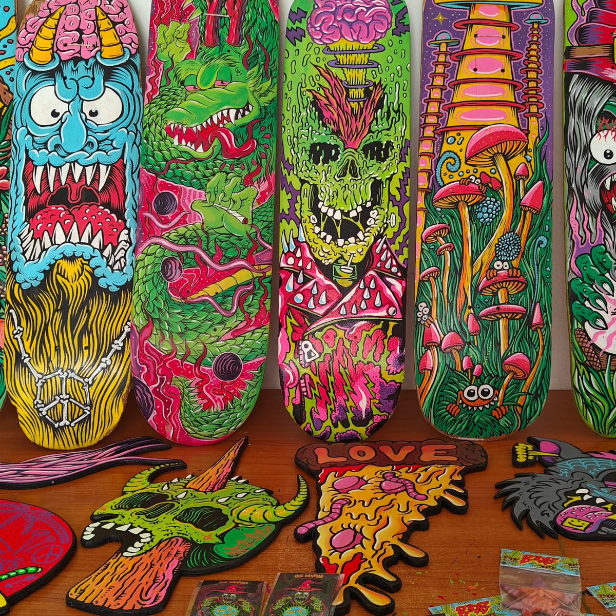 Gm folks! Finally, after months working on it, my online shop is out 🔗⬇️ Collectible toys, hand-painted skateboard decks, woodcuts and lapel pins. 🧵below to see some details!