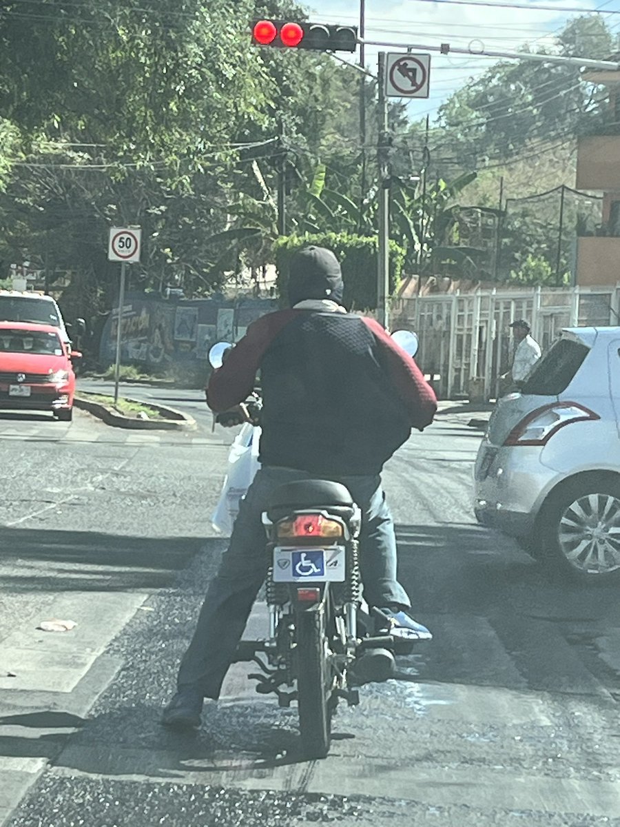 innyec's tweet photo. ¿Donde se consiguen estas placas? @JaliscoVial @Trafico_ZMG https://t.co/9F1FDZGl8Z
