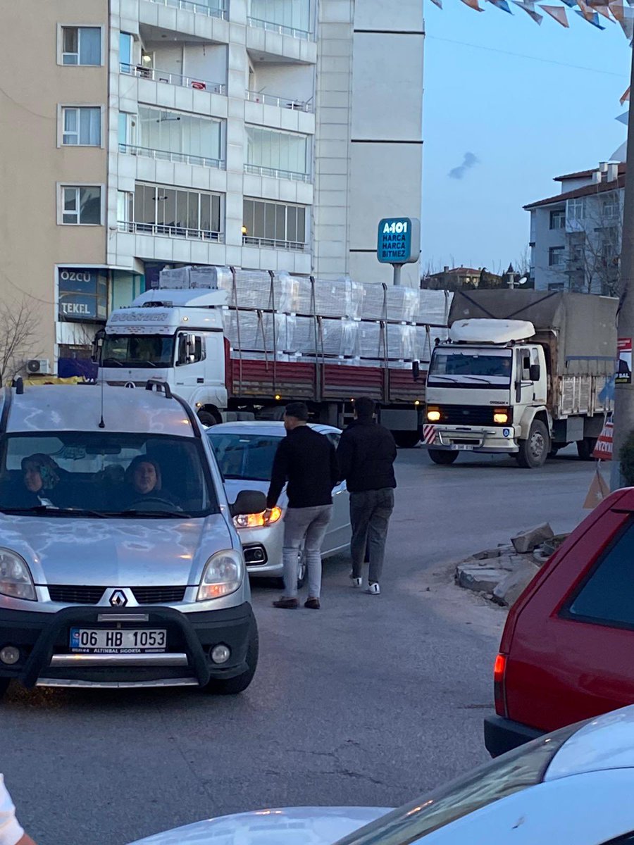 kkazanAKGenclik's tweet photo. Kahramankazan’da trafiğe takılanlar, iftar sofrasına yetişemeyenler.. 🌙

Sorun yok! biz buradayız 💪🏻

Aracını sağa çekip, camı açmanız yeterli sadece 😇

#iftara5kala AK Gençlik Yollarda ✨

@efedemirhann 
@AhmetCeylan0606 
@serhatoguz06 
@NesetPeker https://t.co/NI9j4v5S0t