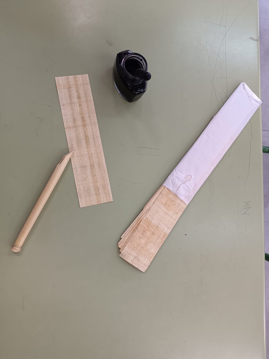 La alfabetización empieza a veces por acercarse a las letras del mundo griego, gracias a un estupendo taller de papiros que se ha hecho la semana pasada en #culturaclásica ¡Viva Grecia!