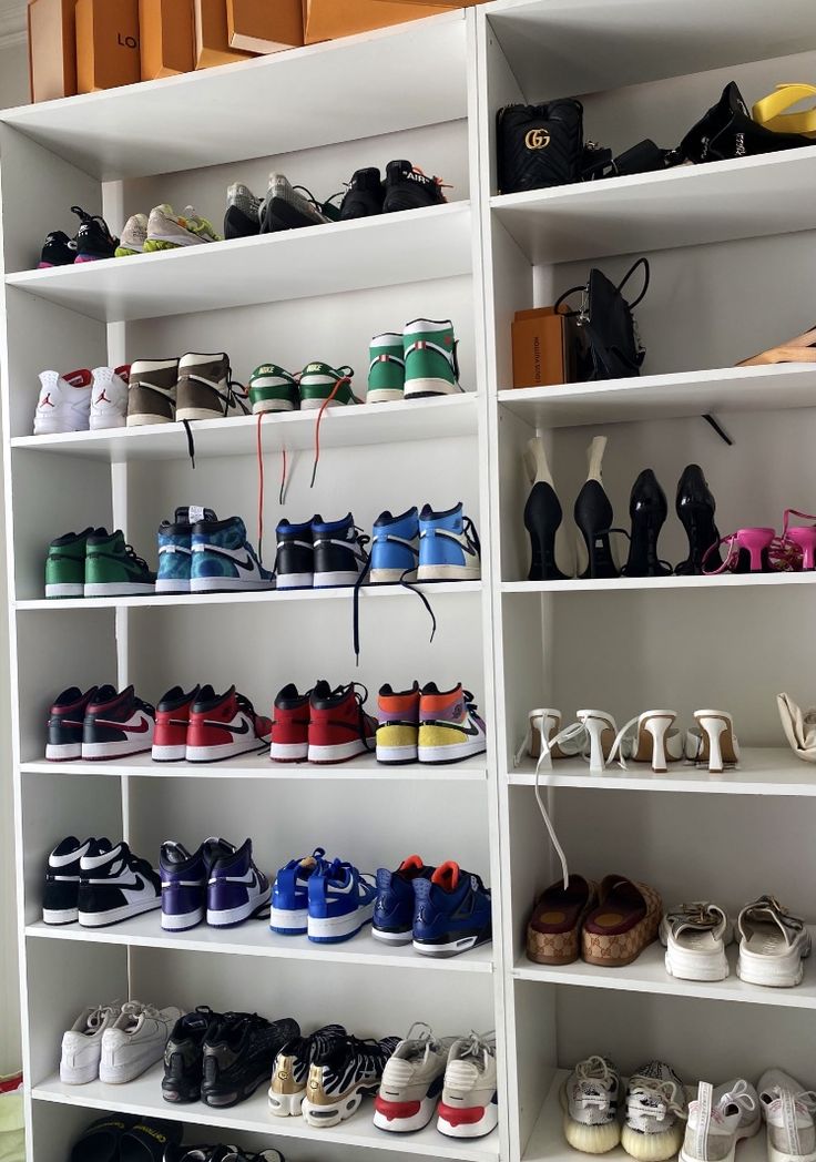 This closet must be so perfect ! 😮‍💨✨
#Shoes #shoestagram #shoesaddict #tuesdaymotivations