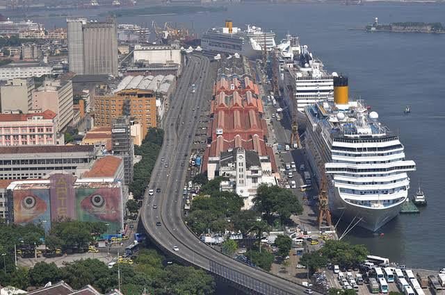 rustbeltenjoyer's tweet photo. The 2014 demolition of the elevated highway that cut through downtown Rio de Janeiro and separated it from it's waterfront. 

The before and after photos are stunning. https://t.co/7L7dUDgu1a
