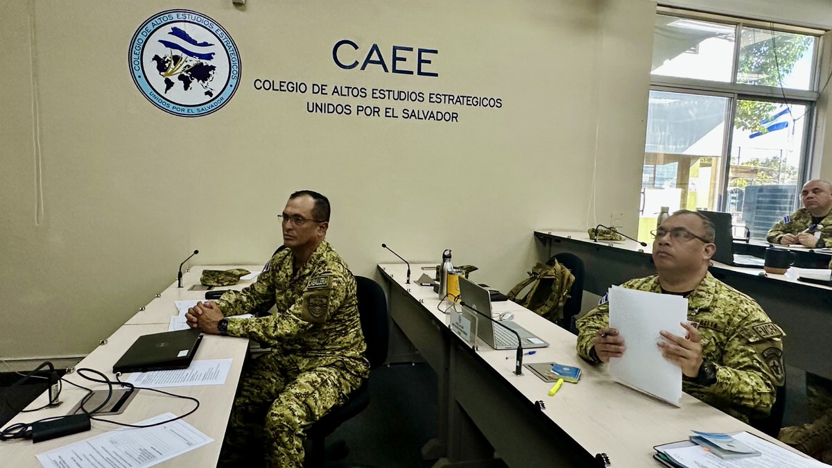 Mediante la conferencia denominada “Ley de Acceso a la Información Pública”. En dicha ponencia, se destaca la relevancia y correlación de la #LAIP con la defensa nacional y el fortalecimiento del Estado.