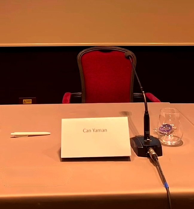 Dejaos de selfies y de cenas, esta es la forma correcta de recibir a Can: una silla y un micrófono... Y dejarlo hacer, y dejar que hable, y absorber cada palabra de su discurso.
Pocas cosas hay más gratificantes que escuchar a una persona inteligente.

#CanYaman♡