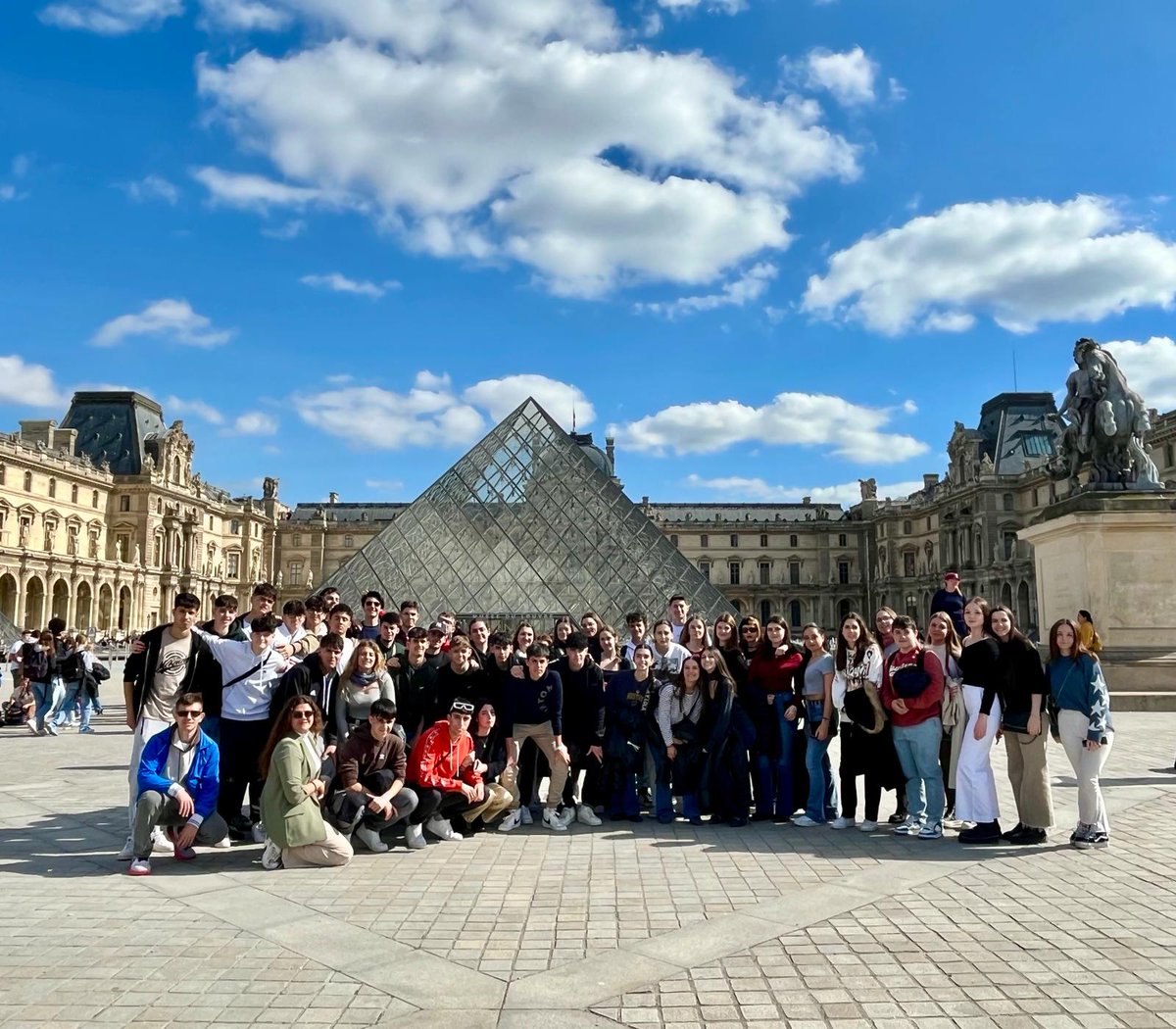 iesrioduero (@iesrioduero) on Twitter photo Clase práctica de arte en el <a href="/MuseeLouvre/">Musée du Louvre</a> para nuestros grupos de 1º de bachillerato...
#arte #cultura #París Clase práctica de arte en el <a href="/MuseeLouvre/">Musée du Louvre</a> para nuestros grupos de 1º de bachillerato...
#arte #cultura #París