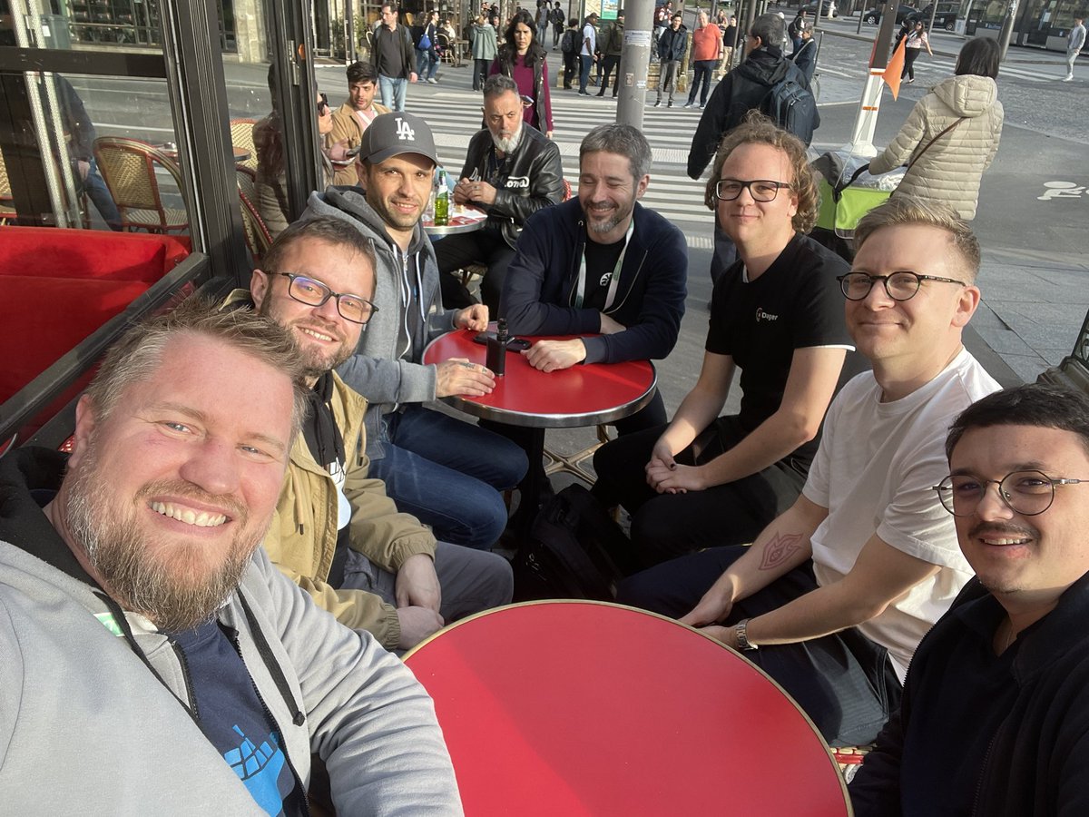 glours's tweet image. @dagger_io and @docker folks are ready to meet you tomorrow #KubeConEU #docker #dagger