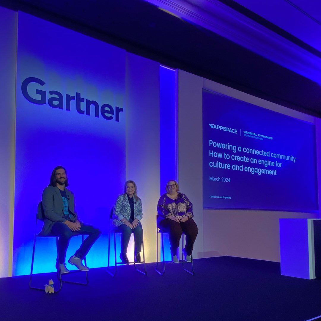 appspace's tweet image. Hello from #GartnerDW! We&apos;re about to start our panel session on powering a connected community with @GDIT! 
Our panel members are Sue Morgan and Robin Rials Williams from GDIT and David Fleck from Appspace - along with our no-workplace-drama llama (on the left), of course 😉