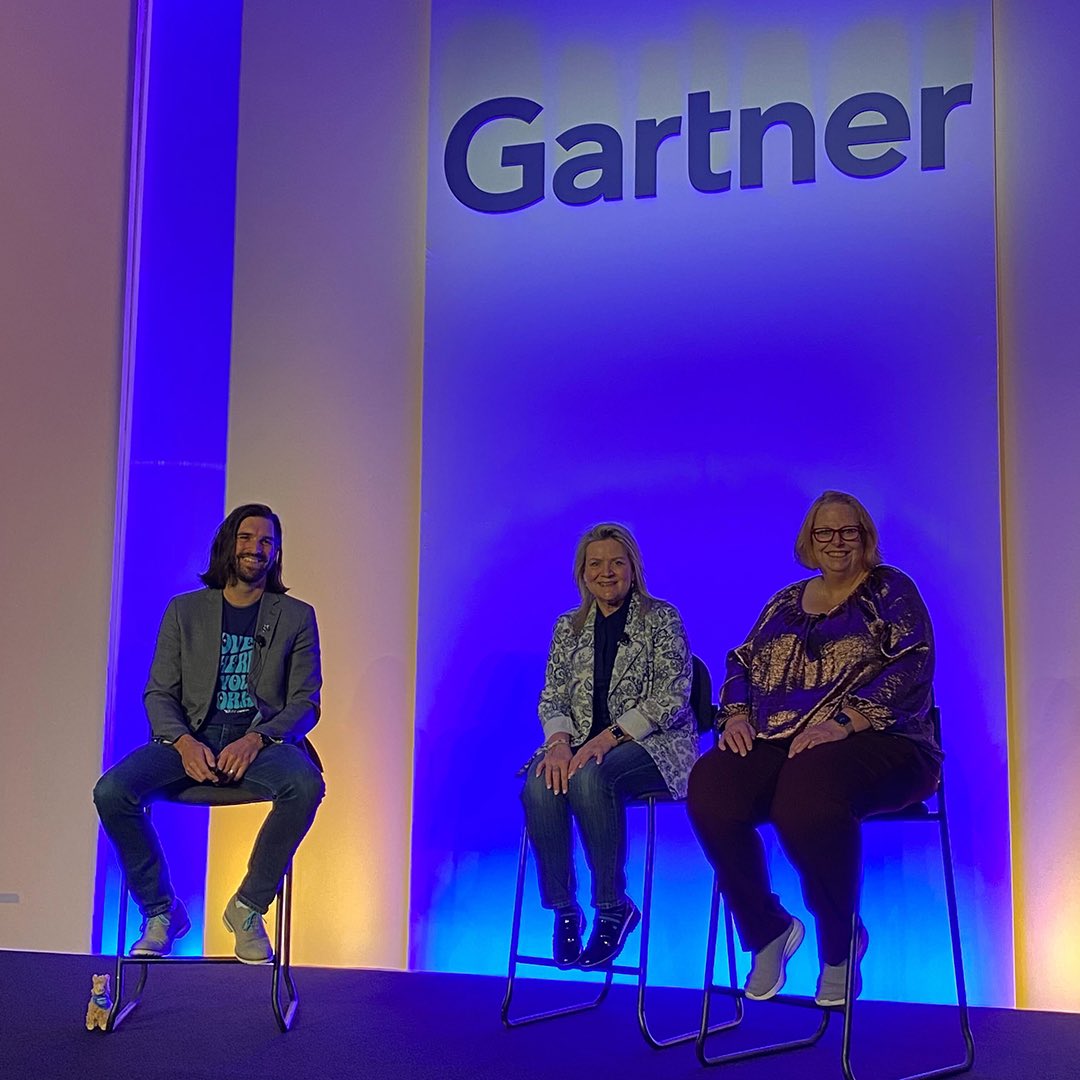 appspace's tweet image. Hello from #GartnerDW! We&apos;re about to start our panel session on powering a connected community with @GDIT! 
Our panel members are Sue Morgan and Robin Rials Williams from GDIT and David Fleck from Appspace - along with our no-workplace-drama llama (on the left), of course 😉
