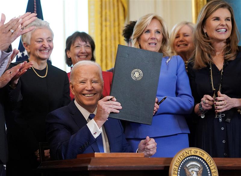 Jill M. Goldstein, Ph.D (@jillmgoldstein) on Twitter photo What an honor and privilege to unite with <a href="/mariashriver/">Maria Shriver</a>, a leader in raising awareness and funding to understand the prevalence of #AlzheimersDisease in #women (@womensalz). She has played a pivotal role in catalyzing this bold initiative by <a href="/potus/">President Donald J. Trump</a> & <a href="/flotus/">First Lady Melania Trump</a>. 👏 What an honor and privilege to unite with <a href="/mariashriver/">Maria Shriver</a>, a leader in raising awareness and funding to understand the prevalence of #AlzheimersDisease in #women (@womensalz). She has played a pivotal role in catalyzing this bold initiative by <a href="/potus/">President Donald J. Trump</a> & <a href="/flotus/">First Lady Melania Trump</a>. 👏