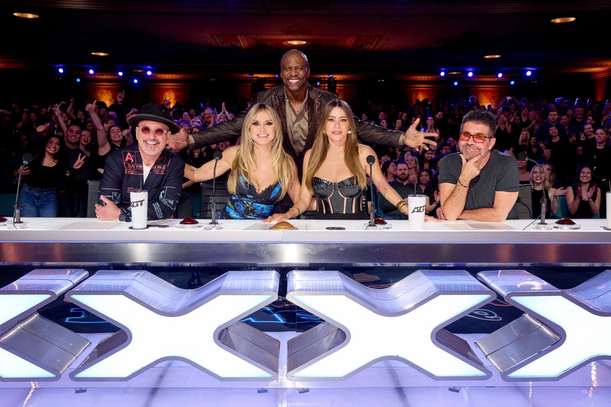 Yiiiippppiiiiii!!! So excited to be back with my AGT family @simoncowell @sofiavergara @howiemandel @terrycrews 🎉🎉🎉 #AGT premieres May 28 on NBC 🌟