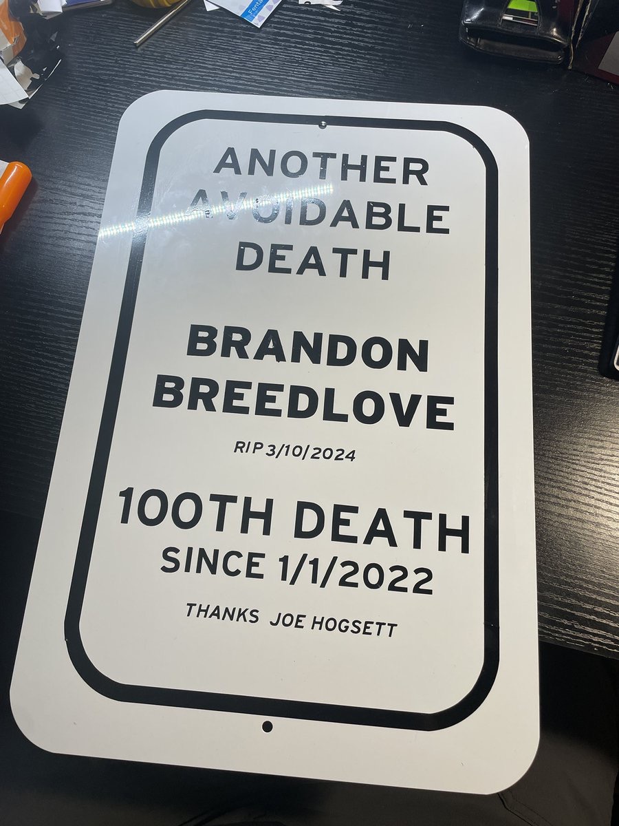 MayorClif's tweet photo. This sign lasted 3 days before @IndyDPW took it down.  

Congrats Gretchen.  You can put this on your wall of confiscated signs and share with others how you and @IndyMayorJoe refuse to take safety seriously. https://t.co/8uTOmAUmqo