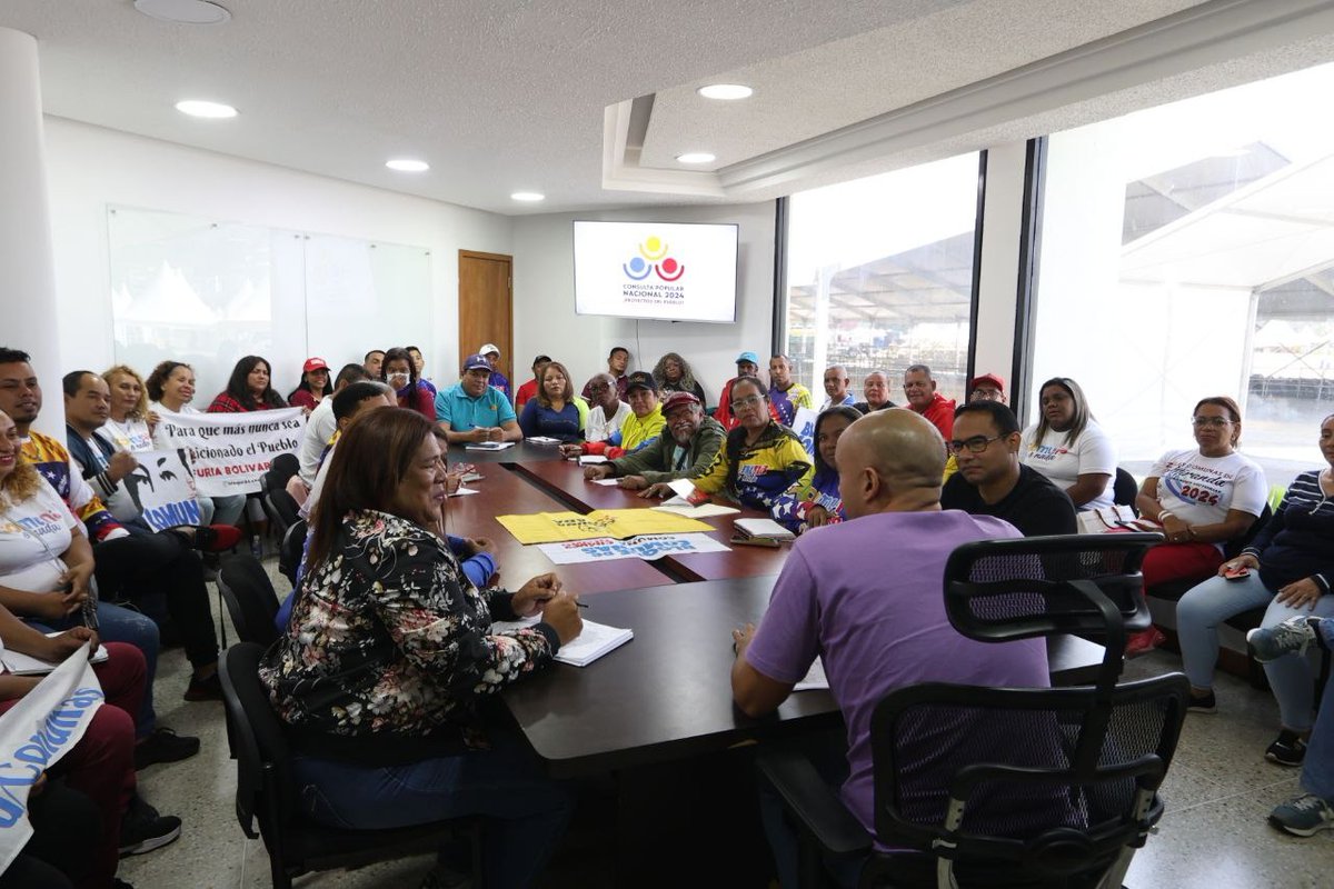 HectoRodriguez's tweet photo. El Bloque de Comunas está desplegado en todo el país organizando la Consulta Popular del próximo 21 de abril.  Las comunidades están debatiendo sus proyectos y organizando los voluntariados para llevarlos a cabo. ¡Pueblo empoderado!

#ConsultaPopularNacional https://t.co/MeDlapcoMG