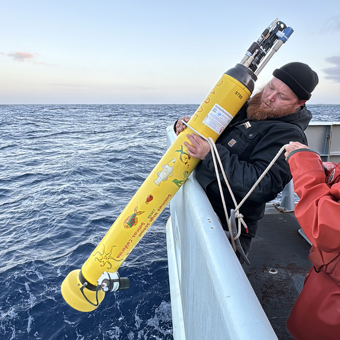 SOCCOMProject's tweet photo. Robotic floats enable real-time observations of global ocean biogeochemistry. Together SOCCOM, @GO_BGC, @bgc_argo are enabling scientists to measure ocean health🌡️🩺

Check out the new interactive map showing both GO-BGC &amp; SOCCOM floats around the world: 
https://t.co/OUGRDdt6yF https://t.co/CkhDEDU7Ck