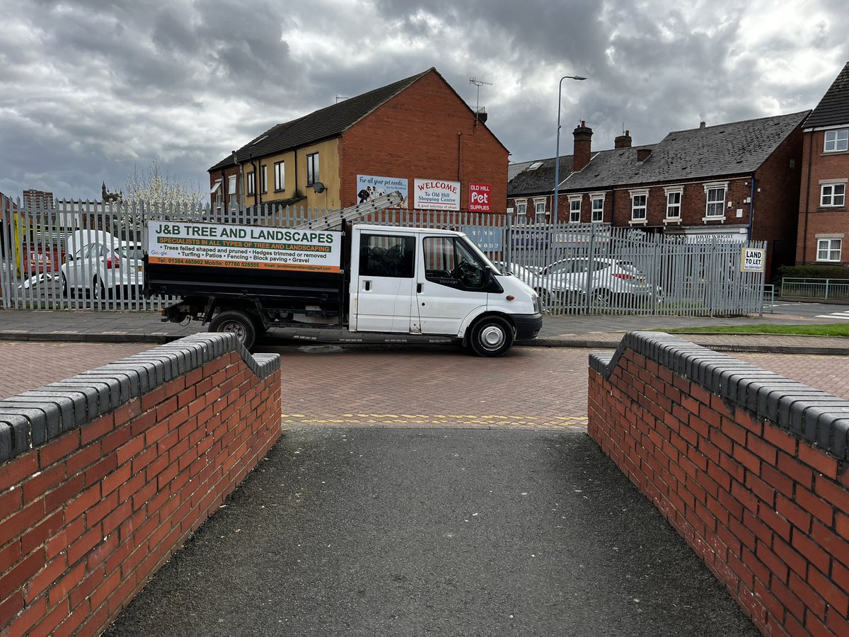 Double yellows AND the dropped kerb (about 30 metres of uninterrupted kerb he could have chosen) #pavementparking #illegalparking #selfishparking #disabledaccess #wheelchairaccess #ableism #everydayableism @YPLAC #cradleyheath #sandwell