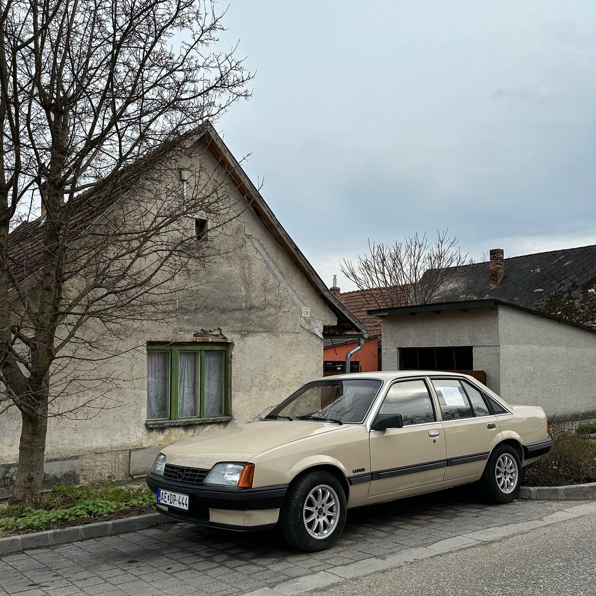“An unashamedly refined, executive saloon.”
Opel Rekord (E2, 1983) spotted in Törökbálint/Hungary.
#Opel #OpelRekord #Vauxhall #VauxhallCarlton 
@GeorgeCochrane1 @addict_car