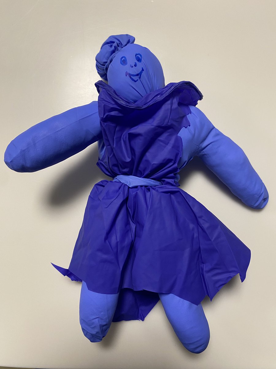 Genel yoğun bakımda yeni extube olan pediatri hastasına eldivenden oyuncak yapan koca yürekli Hemşire Elif😍🙏
Bu davranış hümanistik bir hemşirelik bakımıdır. Şunu hep söylerim; bazı şeyler okulda öğretilmez, kitaplarda, görev tanımında yazmaz ve bunların maddi karşılığı yoktur.