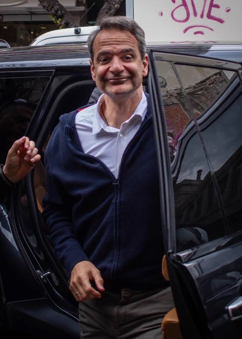 Αδιανόητο!!! 

Μαντέψτε ποιος θα απουσιάζει από την αυριανή συζήτηση στην Βουλή επι του πορίσματος για το εγκλημα στα Τέμπη. 
Ναι, ο Μητσοτάκης, αυτός που θα έριχνε τάχα άπλετο φως, γυρίζει την πλάτη κ προσβάλει τους χαροκαμένους γονείς αλλά κ το πανελλήνιο. 

Προφανώς, ο καλά