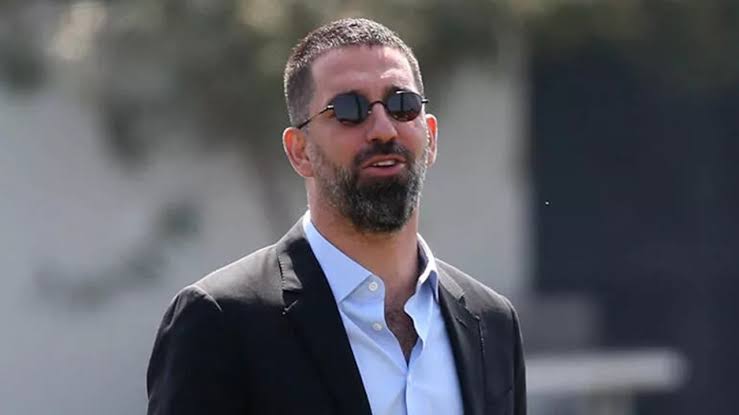 (Arda Turan)

X'teki bu başlık; De Marke Sports'un iddiası üzerine oluşmuştur.

Buna göre, İspanya mahkemesi Turan'a, vergi kaçakçılığı suçu nedeniyle bir yıl hapis ve 633.000 avro para cezası verdi. Hapis cezasının iki yıldan az olması sebebiyle sadece para cezası ödenecek.