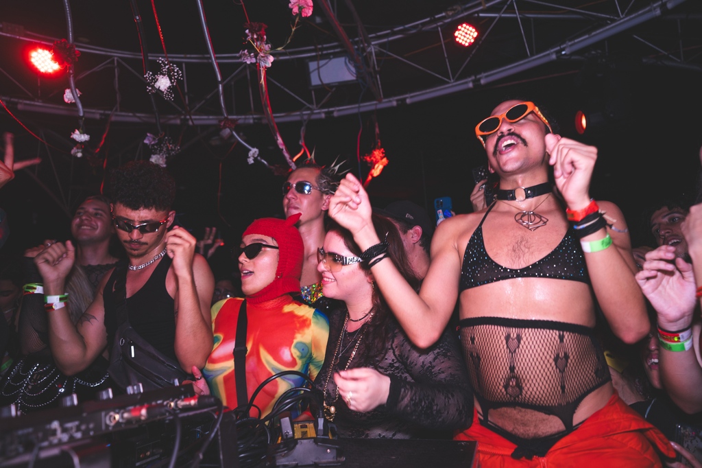 Arca broke ground in Caracas last weekend. Gracias DJ Babatr, Cardopusher, MPeach, DJ Yirvin + Phran 🇻🇪

Stay tuned, full broadcast landing soon → blrrm.tv/YT

📸 Aura Garcia