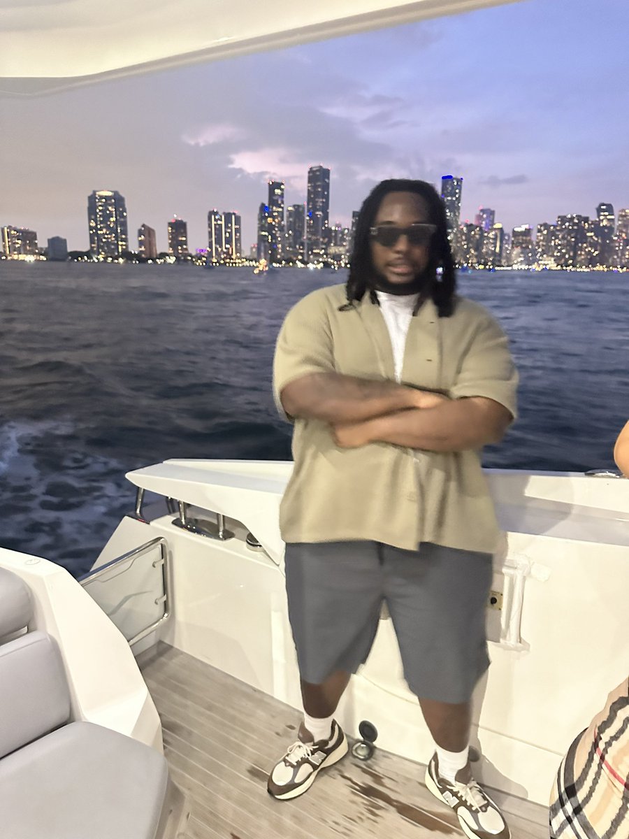 dwillxtrill's tweet photo. Went into a funk were I was counting my L’s instead of counting my blessing. I’m back. https://t.co/BZOR7MIWnS