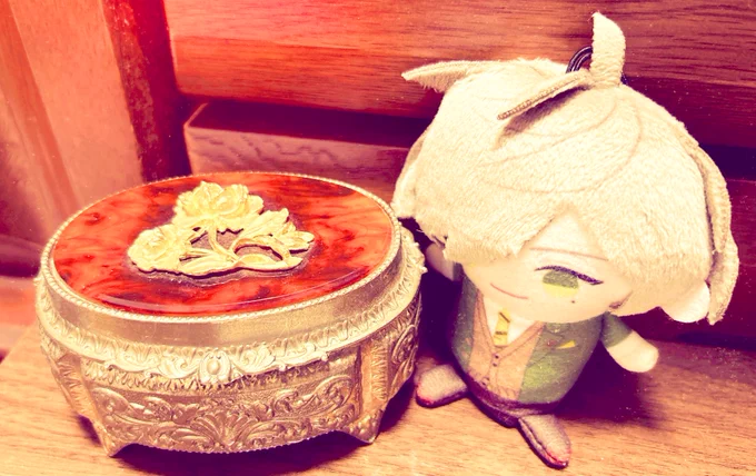 フン。教授にはずっとこの小物の側に居てもらうからね(金の薔薇があしらわれたアンティークなアクセサリー入れで、オルゴールがついている) 