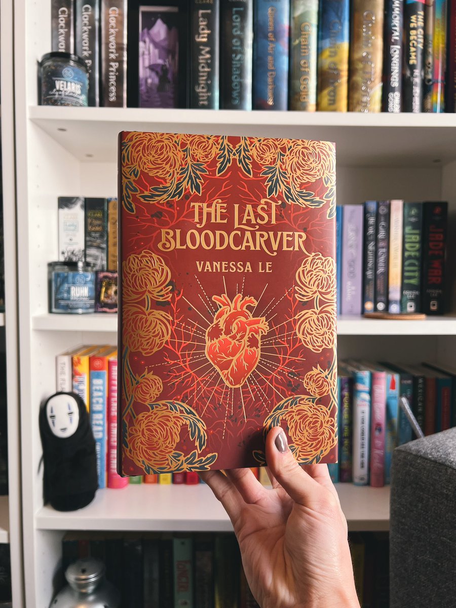Happy release day to <a href="/vanessalewrites/">Vanessa Le</a> and her amazing book The Last Bloodcarver!! 

Nhika and Kochin have my whole heart, and I hope they’ll have yours too 🥹 

Also look at this gorgeous special edition from Owlcrate!!