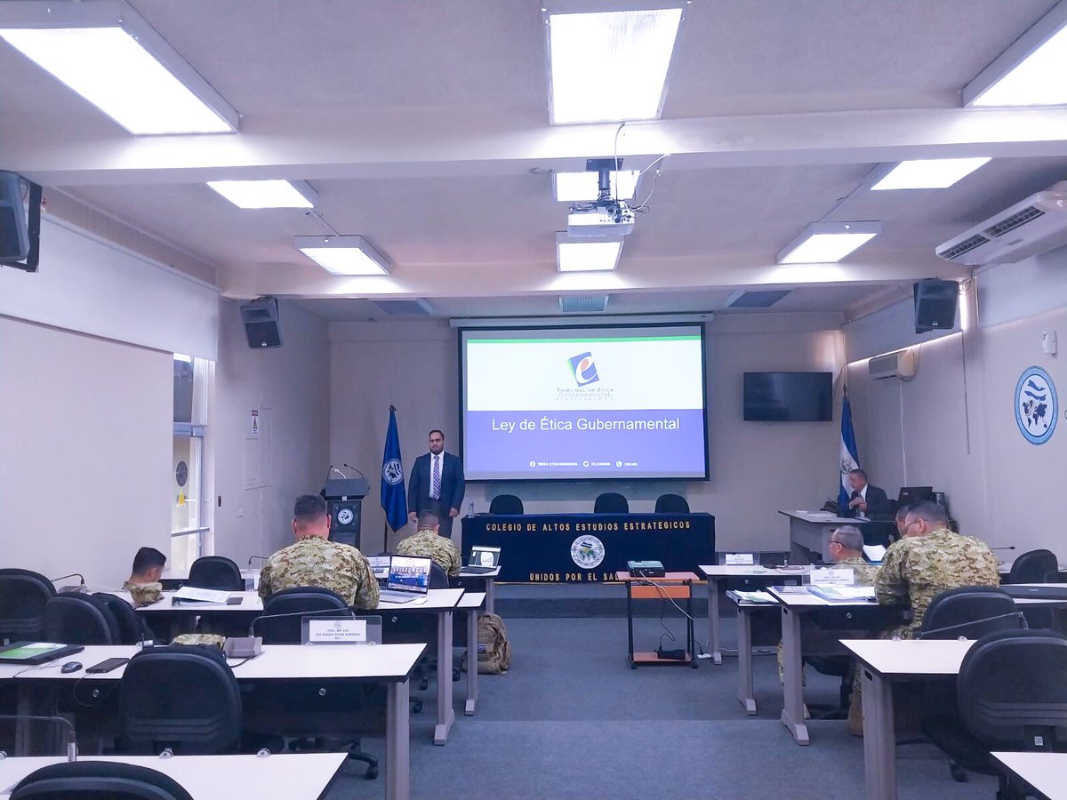 #Entérate | Este día el MSc. Julio Ramírez, jefe de la Unidad de Asesoría Jurídica del TEG, impartió una charla sobre generalidades de la Ley de Ética Gubernamental a participantes del Curso de Defensa Nacional de <a href="/DefensaSV/">Ministerio de la Defensa Nacional</a>