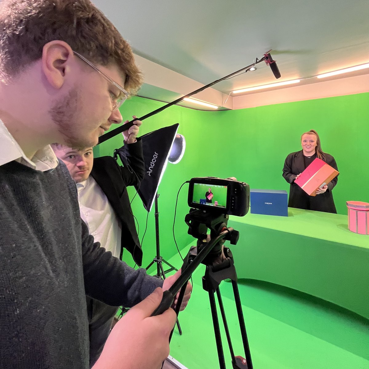 HollogramLTD's tweet image. Lights, camera, and the grand reveal! Our new filming studio is primed to be the backdrop of your cinematic masterpieces.     
#StudioLaunch #FilmmakingMagic