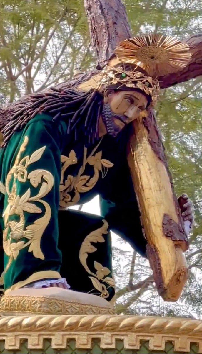 ChinguivV's tweet photo. ¿CUANTO VALE PARA UN MERCADO FINANCIERO EL CRISTO DE LA CAÍDA? 

Obviamente el Cristo es la Caída tiene un valor subjetivo imposible de estimar, y tengo claro que no está a la venta y que ni siquiera es considerable tal posibilidad. No obstante, al ver lo concurrido que es su trayecto, me pareció interesare valuarlo usando argumentos financieros para tener una idea de cuanto deja en perpetuidad a la Iglesia.

Para ello usé la fórmula de Gordon de dividendos (ganancias) perpetuas. Asumir perpetuidad me parece apropiado ya que las procesiones son longevas y mientras haya Fe y feligreses continuarán sus recorridos a la eternidad.

Para la estimación use estos supuestos:

INGRESOS: asumí 120 turnos con 90 cargadores donde cada turno cuesta 50Q. Esto me da ingresos de alrededor de 540,000 Q.

GASTOS: asumí que mucho del trabajo es ad-honorem y por ende puse 20% de los ingresos como gastos.

Esto implica ganancias de 432,000 Q. No apliqué descuentos por impuestos porque las Iglesias no tributan.

FACTORA g y r: asumí que las ganancias crecen con la población del país. Puse  g = 2.5%. Claro esto asume que se incrementará el número de turnos (recorrido) y/o el tamaño del anda. 

Para la tasa de descuento r puse la inflación promedio de Guatemala, use 5%.

Al aplicar la ecuación de Gordon, nos sugiere que el Cristo de la Caída podría valer alrededor de 18 millones de Quetzales. Si movemos un poco los valores, podría bajar a unos 10 millones. Pero por allí va a andar, en torno a los 15 millones de Q.

Y a esto hay que agregarle la economía que genera a su alrededor en forma de ventas en las calles, turismo, restaurantes, souveniers, etc.

Estimo que hay unas 15 procesiones mayores del tamaño del Cristo de la Caída, por lo que en forma conjunta valdrán unos 250 millones de Q.

El ejercicio financiero me parece interesante ya que nos da una idea del valor monetario que las procesiones reflejan para las Iglesias. 

¿Cómo ven los supuestos?
