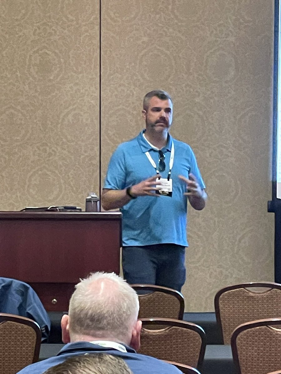 virtuallyanadmi's tweet photo. Stephen Barron presenting at #STLVMUG @MyVMUG UserCON https://t.co/gnIkmGN0yv
