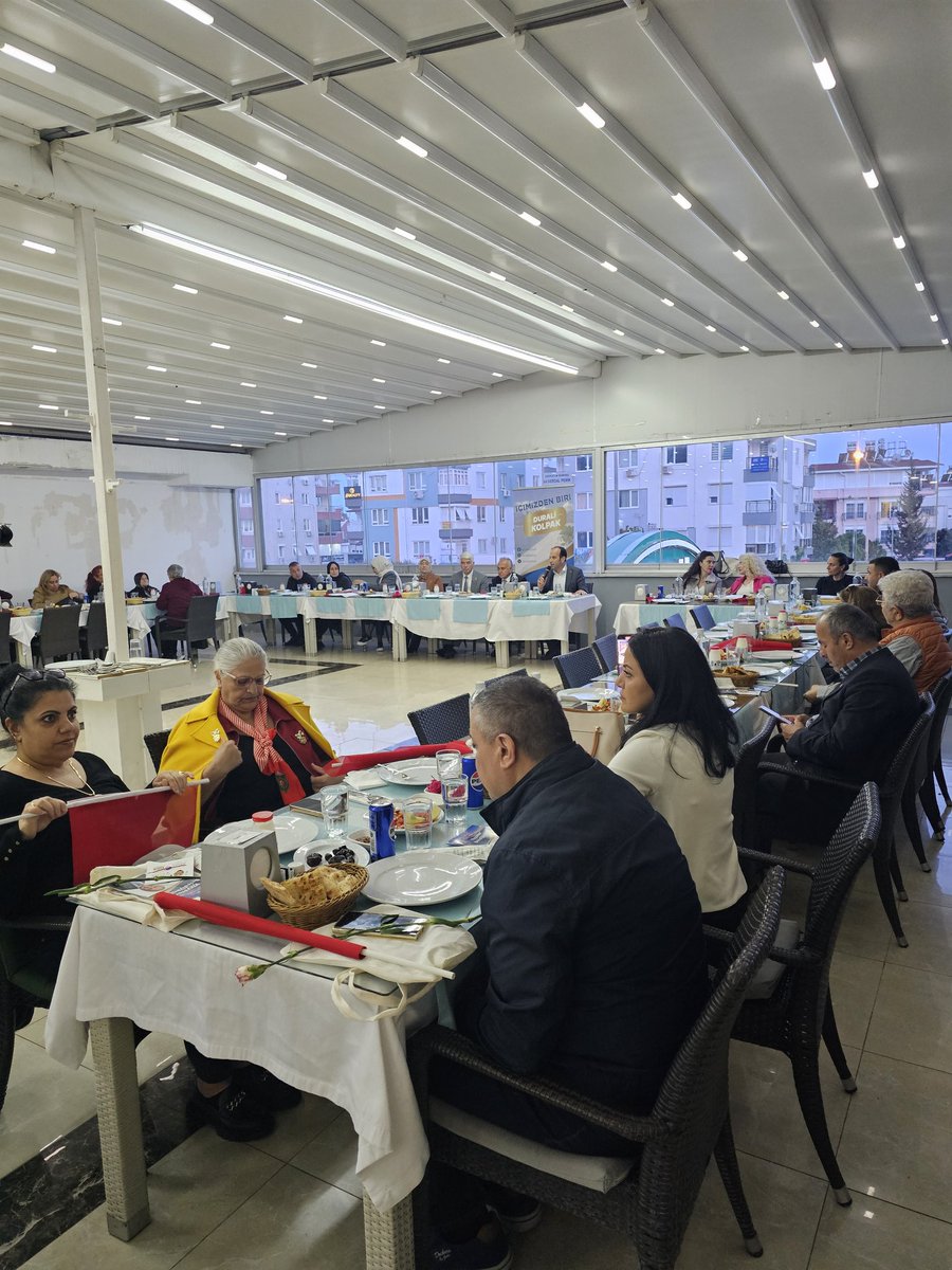 Bugün iftarımızı şehit ve gazi ailelerimizle yaptık. Onlar bize canlarını bu vatan için feda eden kahramanlarımızın emaneti. Onların herzaman yanında olmaya devam edeceğiz.