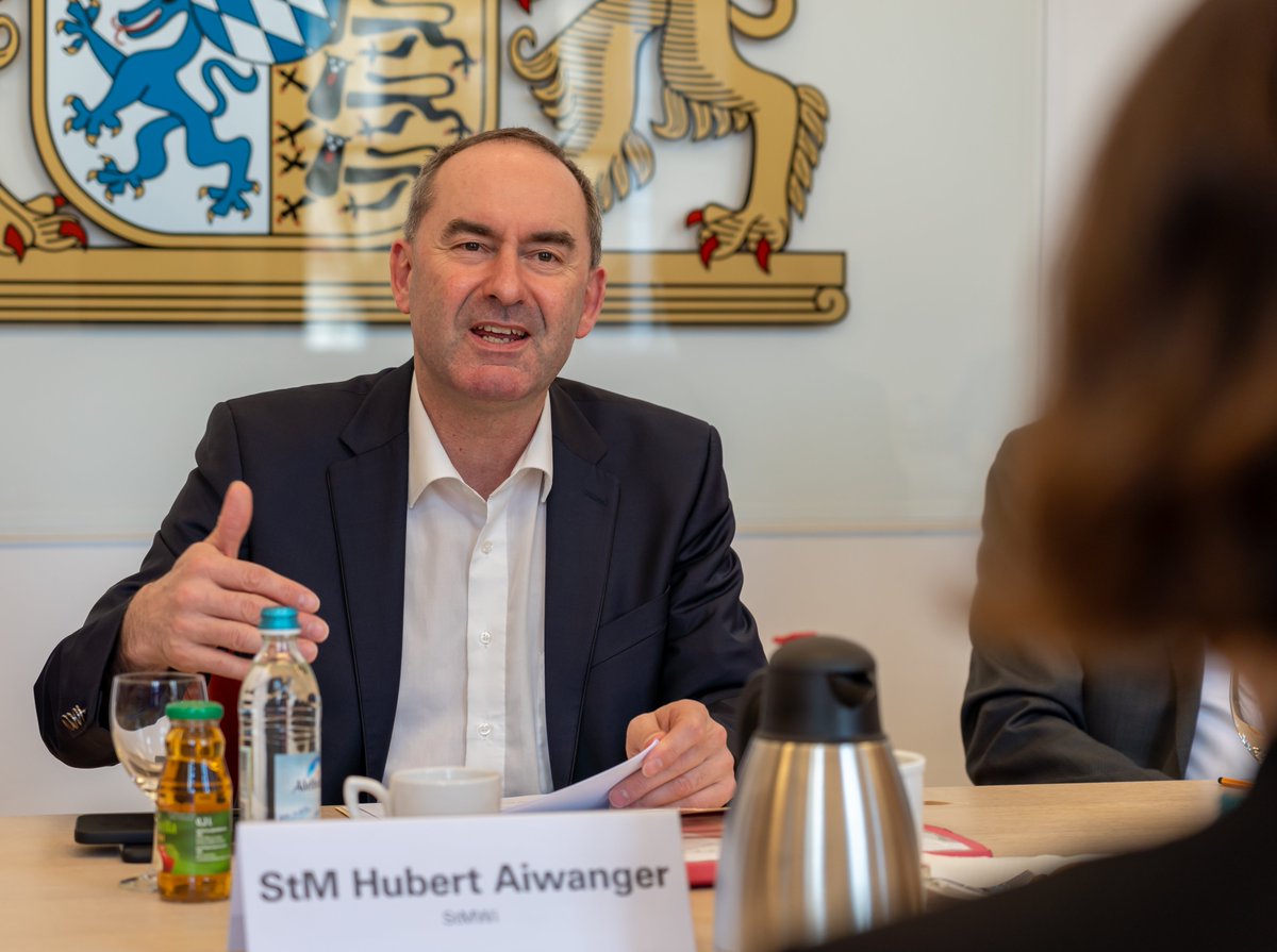 BayStMWi's tweet image. Heute im Ministerium: Runder Tisch zum #Quantencomputing mit @HubertAiwanger und Jeanette Lorenz von @FraunhoferIKS.
Die Themen:
✅ Stand der Technik bei Quantencomputing
✅ Forschungsergebnisse
✅ praktisch Anwendungsfälle
✅ Unterstützung durch Politik und Wissenschaft