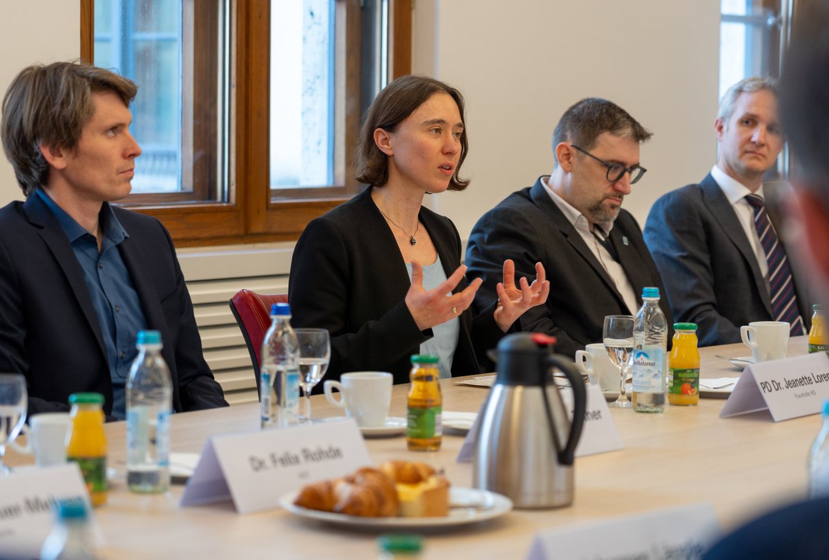 Heute im Ministerium: Runder Tisch zum #Quantencomputing mit @HubertAiwanger und Jeanette Lorenz von @FraunhoferIKS. 

Die Themen:
✅ Stand der Technik bei Quantencomputing
✅ Forschungsergebnisse
✅ praktisch Anwendungsfälle
✅ Unterstützung durch Politik und Wissenschaft