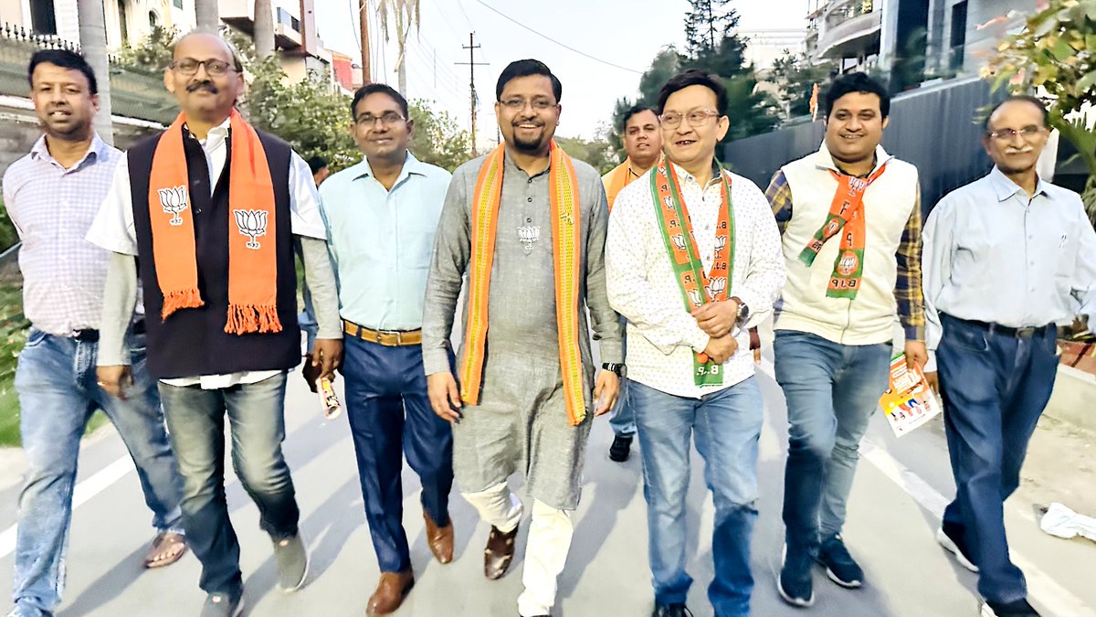 shivanshsirji's tweet photo. कंधो से मिलते हैं कंधे, कदमो से कदम मिलते हैं!!
हम चलते हैं ज़ब ऐसे तो दिल दुश्मन के हिलते हैं!!
#TeamBJPSocialMedia #NationFirst #PartySecond #SelfLast #Campaign #DrMaheshSharma #GBNKMaheshSharma #ModiKiGuarantee #shivanshsirji https://t.co/OAjKi7NIFW