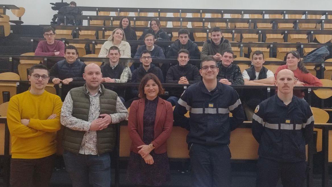 PompierAir's tweet photo. Samedi dernier, deux lieutenants #pompiers de l’air ont présenté la spécialité aux étudiants de l’IUT hygiène sécurité environnement (#HSE) de Colmar. L’occasion pour eux de découvrir un métier peu connu qui offre des possibilités de #carrières de militaires du rang à #officiers! https://t.co/kUuVpWXt14