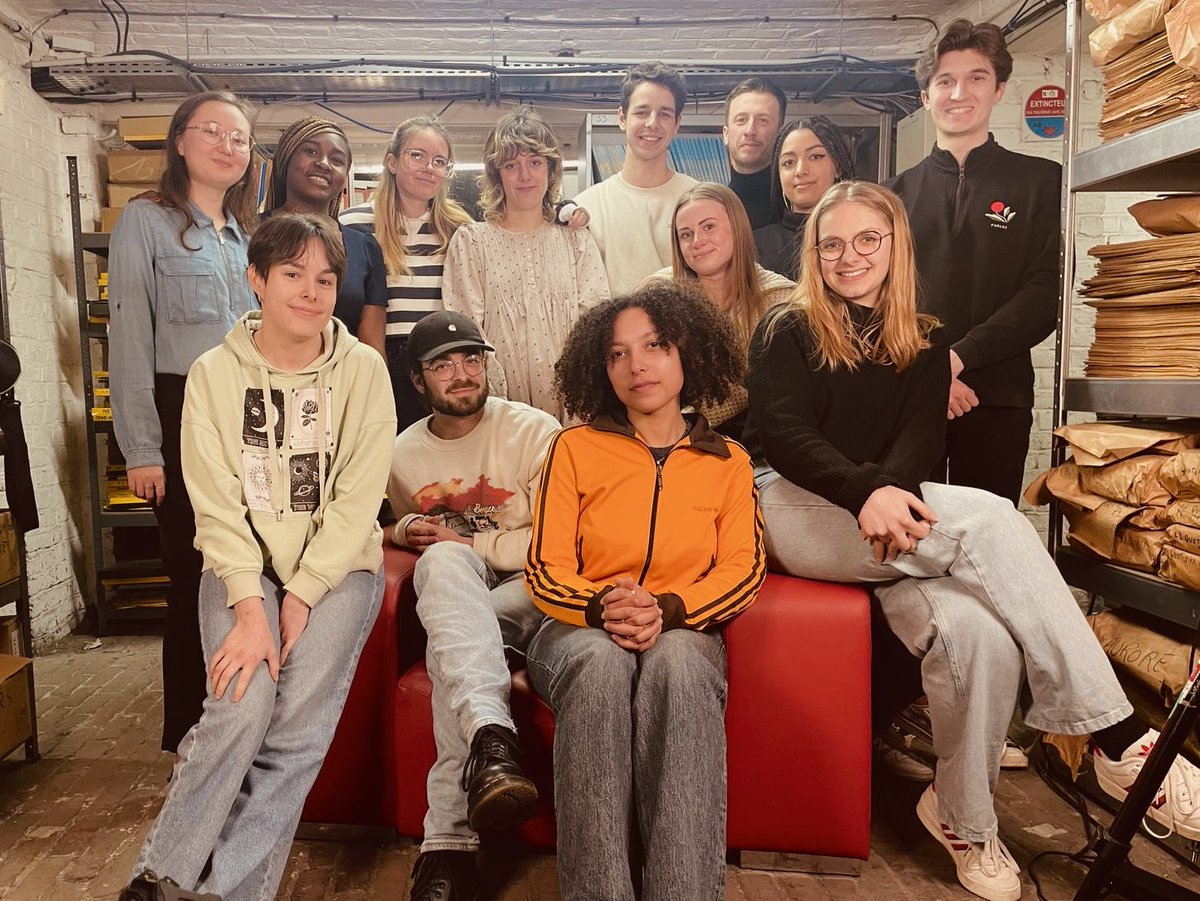 On vous a manqué ?

Nous voilà de retour dans la cave pour une deuxième saison. Nouveaux invités, nouveaux contenus, nouvelle équipe de canetons🦆

Soyez à l'affût, de nouvelles vidéos arrivent bientôt 🤫