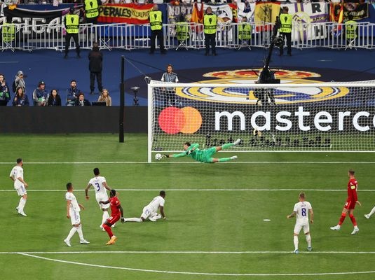 Mario___RM's tweet photo. Yo vi la mejor actuación de un portero en la historia del fútbol.

No me bajo de tu barco, Thibaut, se que vas a volver, los mejores siempre vuelven.

La portería del Nuevo Bernabeu te está esperando para la temporada 2024/25. https://t.co/YHE2YofNZK
