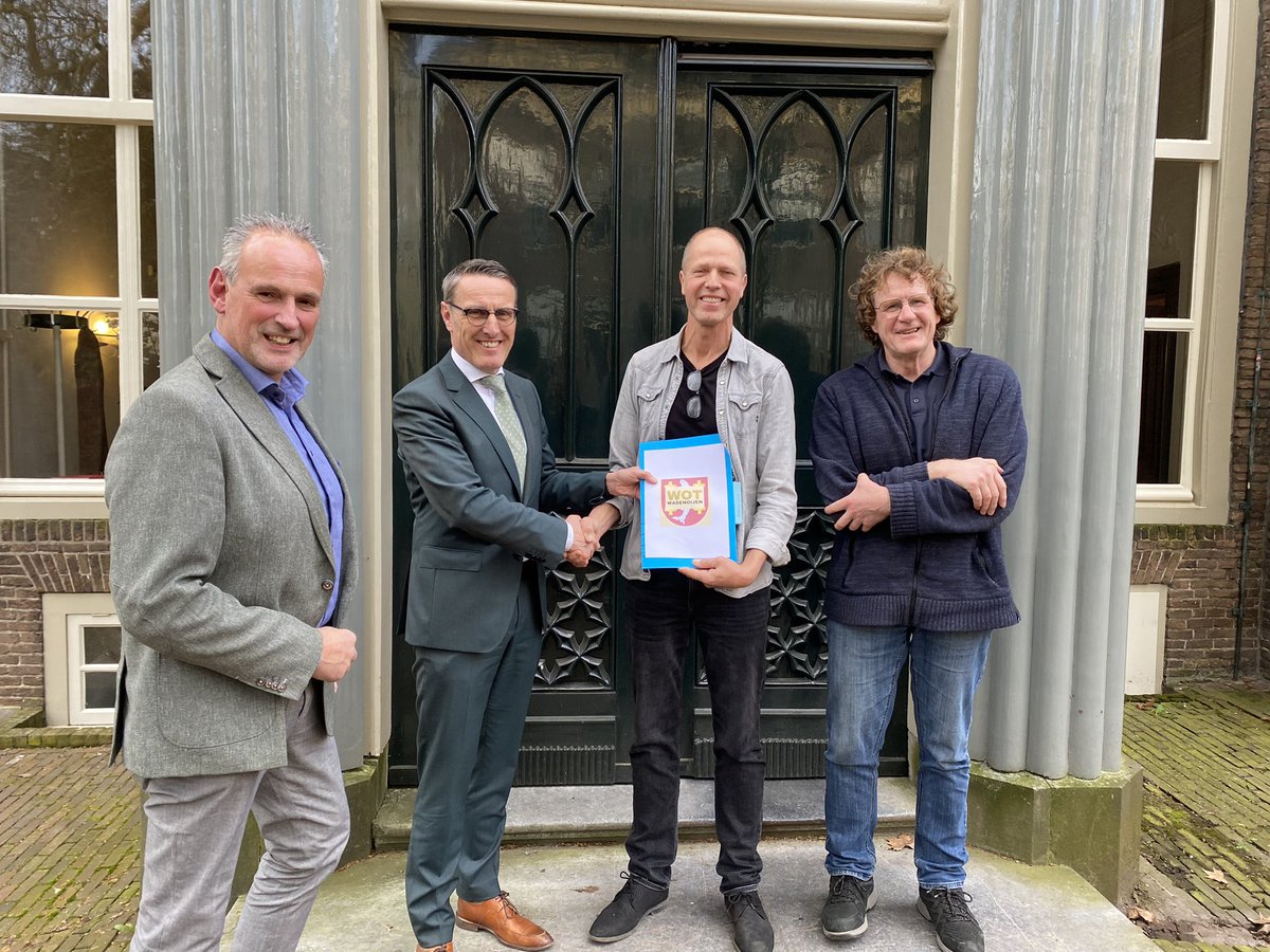 remcovvd's tweet photo. Wadenoijen (WOT) overhandigt haar dossier over Westelijke Ontsluitingsweg aan de Tielse burgemeester. #draagvlak #effecten #infra #woningbouw #sluipverkeer #doorstroming #auto #fiets #landschap #verkeersveiligheid #toekomst #Tiel 🍏 https://t.co/sSedMJ1Ud8