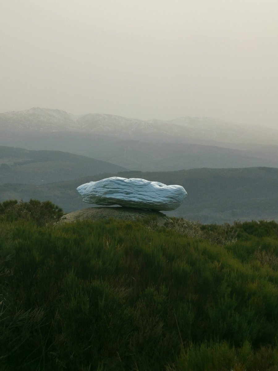 Hubo un tiempo, hace 20 años, que viví en Ávila. Me hace feliz cada vez que vuelvo. Esa piedra caballera es una nube en el cielo verde de Gredos #Atlasdelopequeño #CerroGallinero