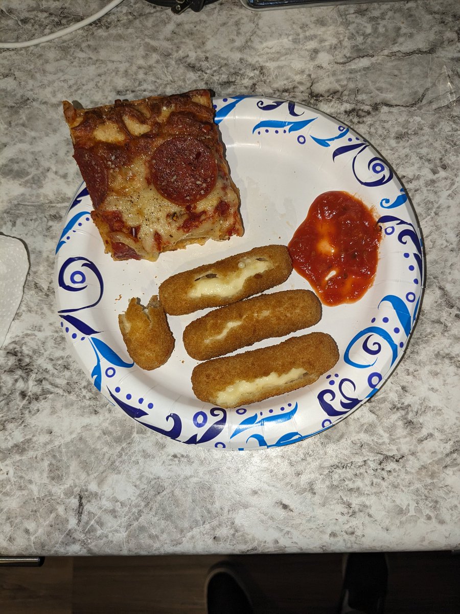 jennitsabangarr's tweet photo. Lunch Tings 🍕🤤😋🔥🙌🏽 #food #pizza #motorcitypizzaco #mozzerellasticks #cheesesticks #letsgrub https://t.co/C2EzylIxgq