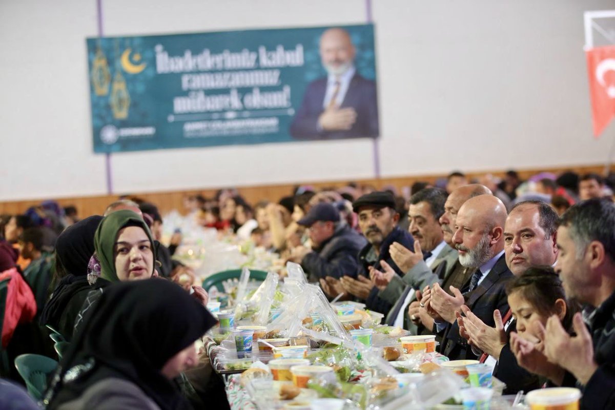 ahmetclkbyrkdr's tweet photo. 📍#Generalemir

İftar soframız birlik, beraberlik ve bereket dolu ☺️

Rabb'im tuttuğumuz oruçları kabul buyursun, gönlümüzü her daim bir eylesin 🤲🏻 https://t.co/DoTSmaIbUi