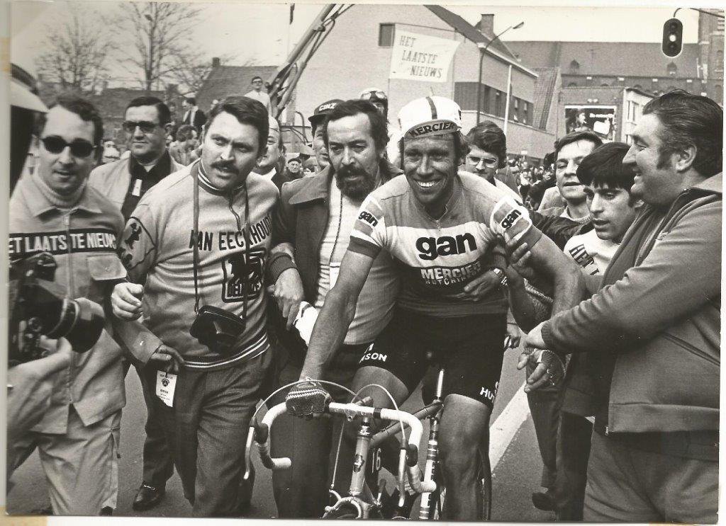 It's 50 years since Barry Hoban won the incredible cobbled classic @GentWevelgem He's still the only British winner, and there is an incredible account of his victory in his autobiography, Vas-y Barry. Use this link to order a copy. You won't be sorry! cyclinglegends.co.uk/index.php/buy/…