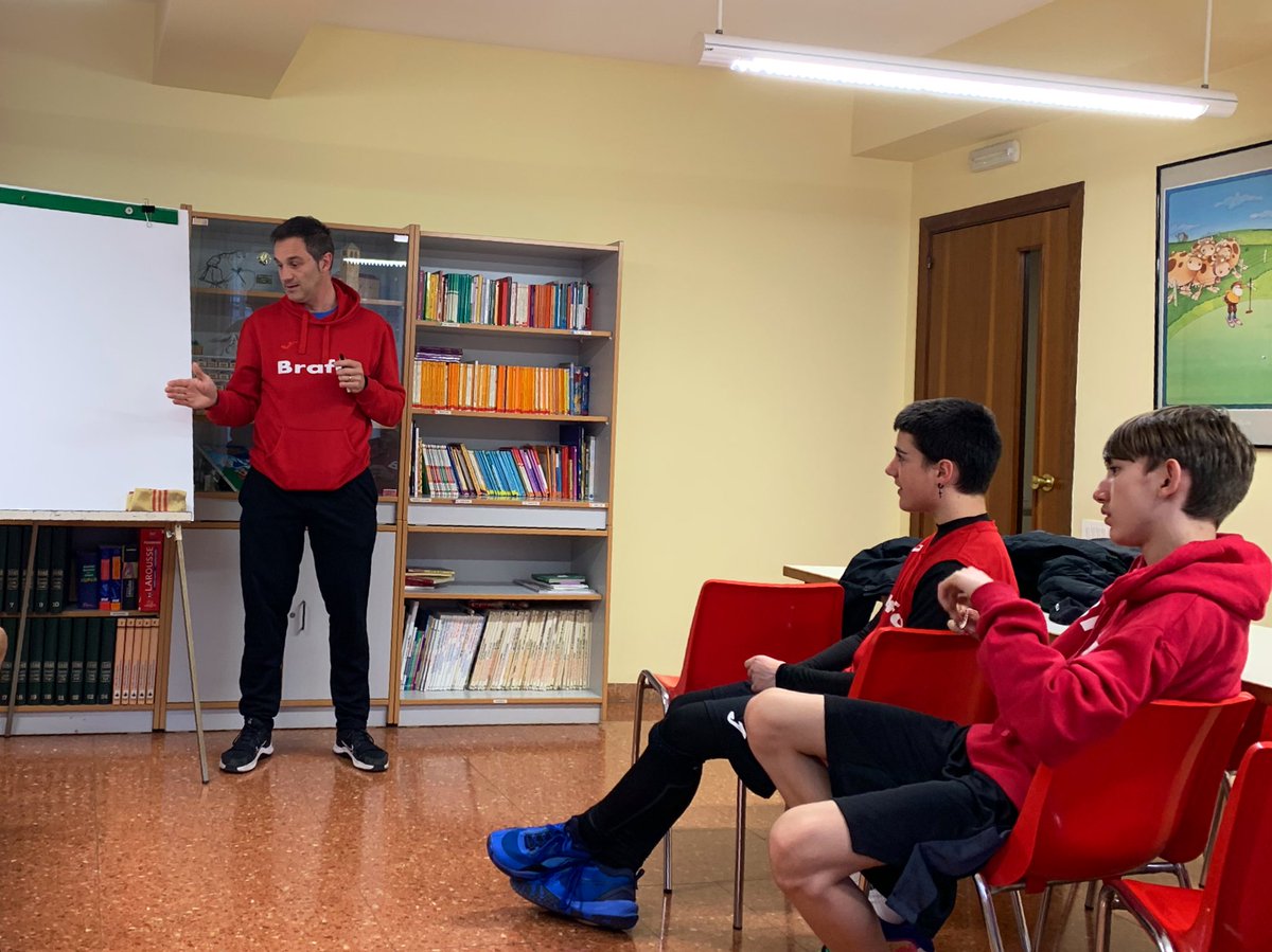 fundaciobrafa's tweet photo. Esta tarde el entrenador del infantil de baloncesto ha explicado cómo gestionar el estrés, competencia de BChampion que trabajarán esta quincena. 

https://t.co/tWTQ7btn0k https://t.co/N0AWpqjYeK