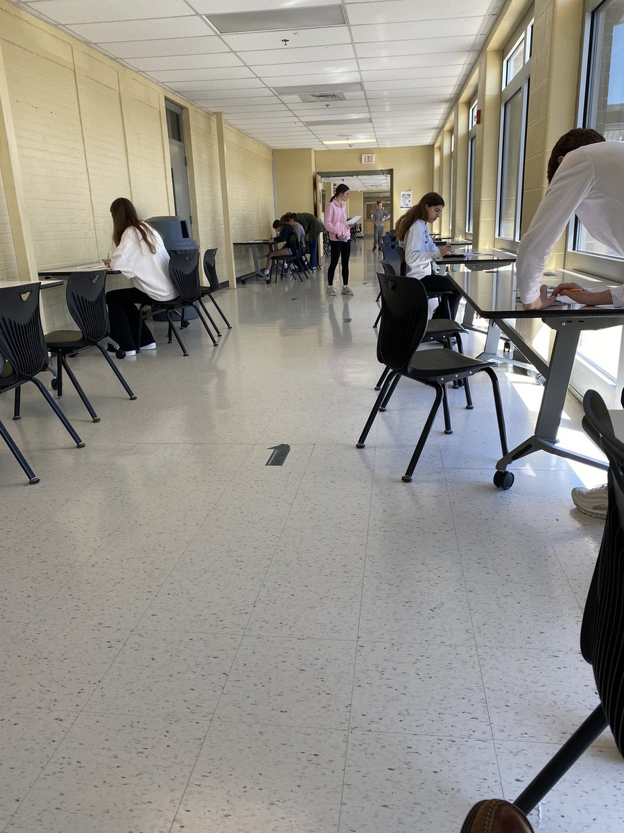 mrjdperri's tweet photo. Sometimes during class, a change in scenery is nice #glasshallway https://t.co/FkDdyrMFyB