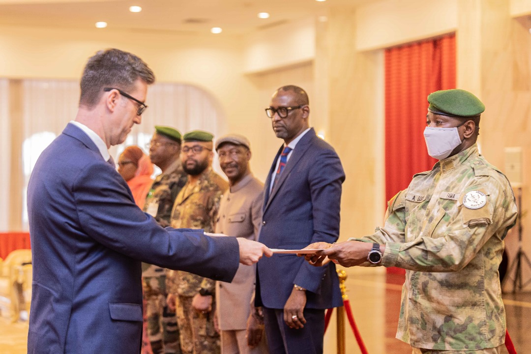 GoitaAssimi's tweet image. J'ai été ravi de recevoir les lettres de créance des ambassadeurs du Niger, des Pays-Bas, du Canada, du Venezuela et de l'Espagne. Je suis persuadé qu'ils accompliront leur mission avec professionnalisme et en respect des principes qui guident l'action publique au Mali.
