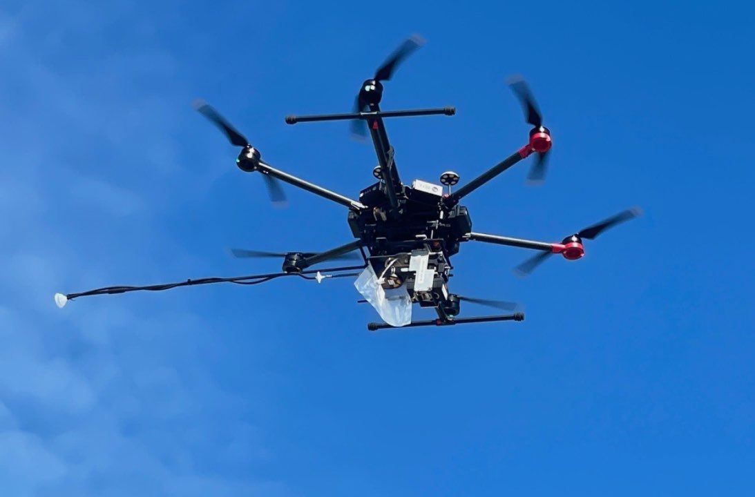 Vandaag gaf ik een toelichting over de meerwaarde van ons rps team op #BeGeo2024 . Creëren van een COP , on-site afdrukken van de kaarten van het <a href="/NGIGN_BeGeo/">Nationaal Geo Instituut | Institut Géo National</a> , verzorgen van de regie van beelden en het maken van luchtbeelden - verzamelen van meetwaarden. <a href="/ADCV_DGSC/">ADCV - DGSC</a>