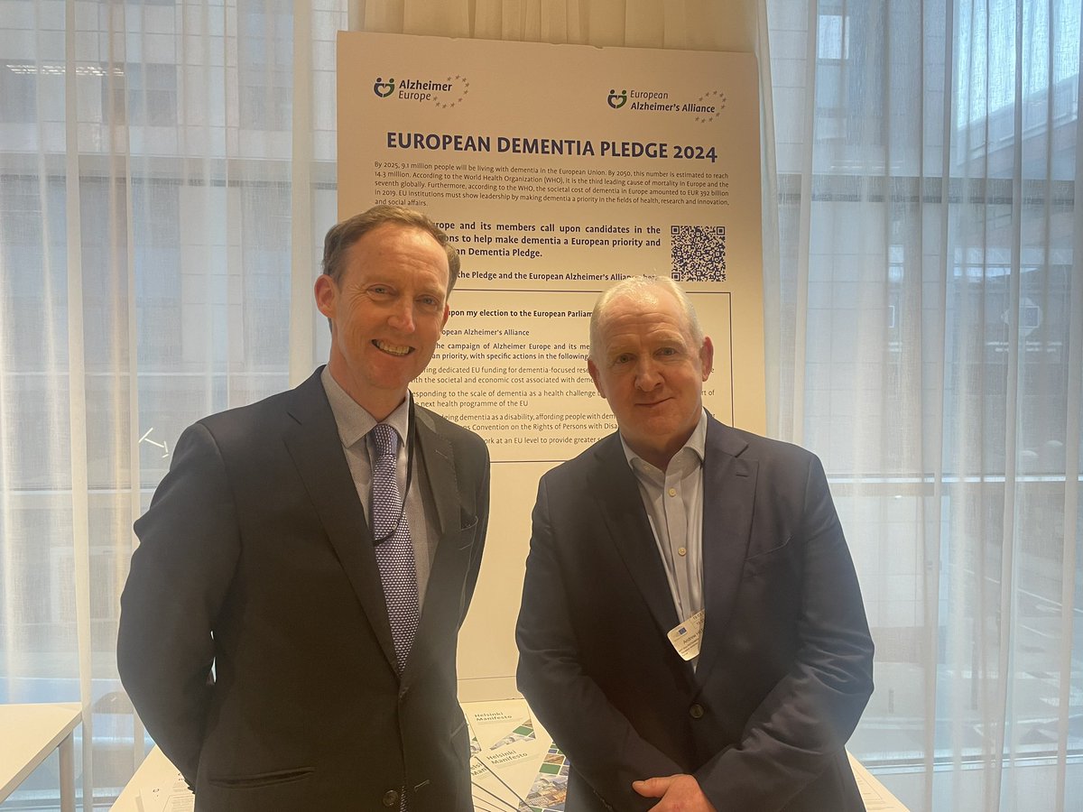 Thank you @BarryAndrewsMEP for signing the #DementiaPledge2024 at the @AlzheimerEurope event at @Europarl_EN this evening. @alzheimersocirl CEO @andrewmheff was delighted to speak about the importance of dementia as a European health priority.