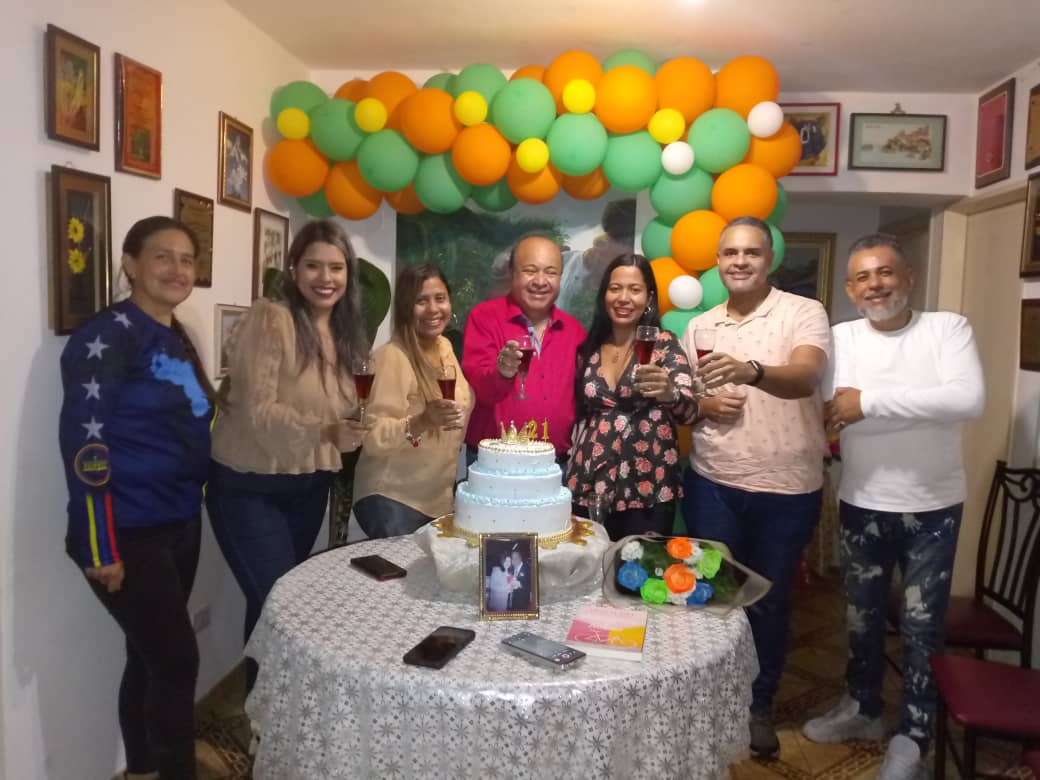 arclave's tweet image. Con mucha alegría, felicidad, gozo y gloria celebré, honre y agradeci el 21 Aniversario de la publicación de mi primer libro y de mi carrera como escritor.Gracias a todos los que me han acompañado en ese camino.Adelante siempre.