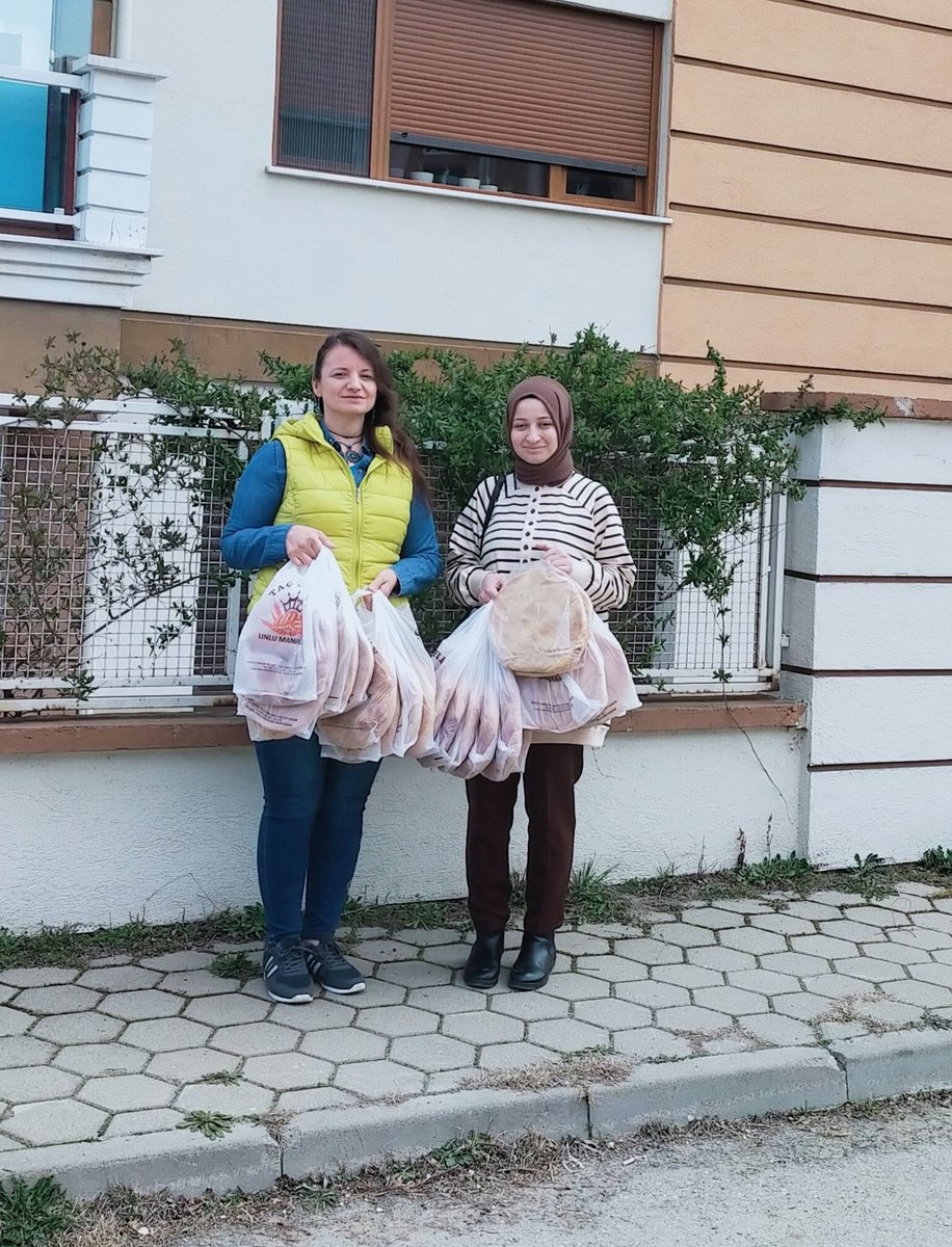 akkadintepebasi's tweet photo. 🔹Batıkent Mahallesi

AK Parti Tepebaşı İlçe Kadın Kolları olarak;
Kıymetli Başkanımız Sayın Hamid Yüzügüllü'nün selâmlarını ileterek,
pide ikramında bulunduk.

#RamazanBirlikteGüzel
#HayırlıRamazanlar 

#TepebaşınınYüzüGülecek @HamidYuzugullu https://t.co/JgcO2RSeUq