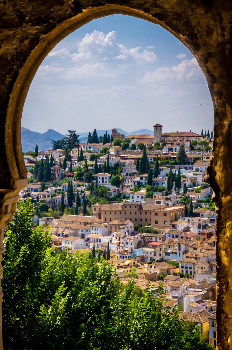 Granada es mágica y parte de su hechizo se concentra en la Alhambra, pero los que han pasado por allí bien saben que no solo del palacio vive la ciudad. El encanto de Granada te espera en calle Elvira, en la catedral, en los recovecos del Albayzín... 🌞 (📸 Getty Images)